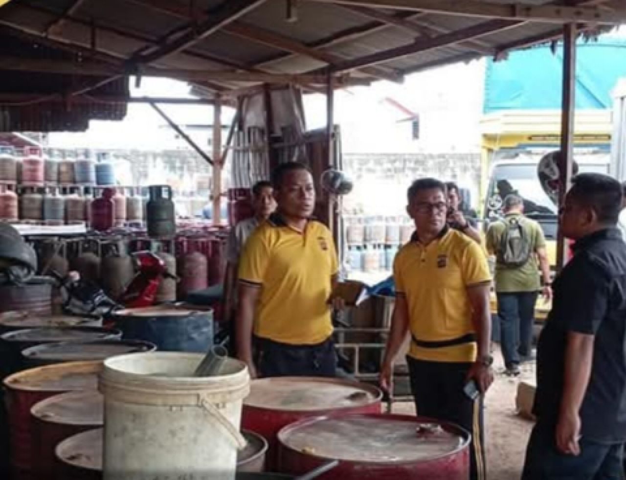 Personel Polresta Banda Aceh langsung mengecek ke lokasi gudang