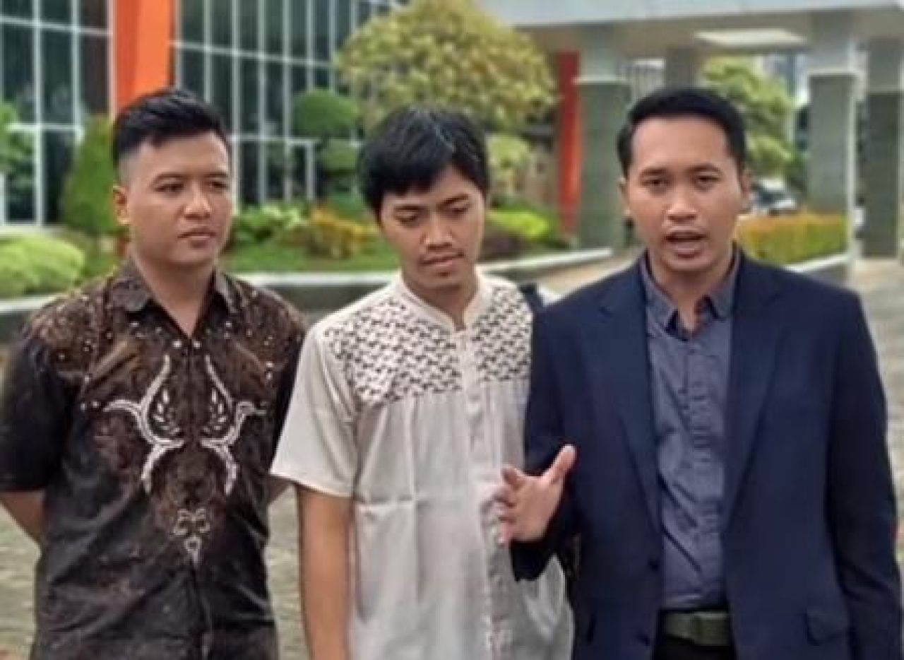 Labib (kanan) usai laporan di Polres Gresik