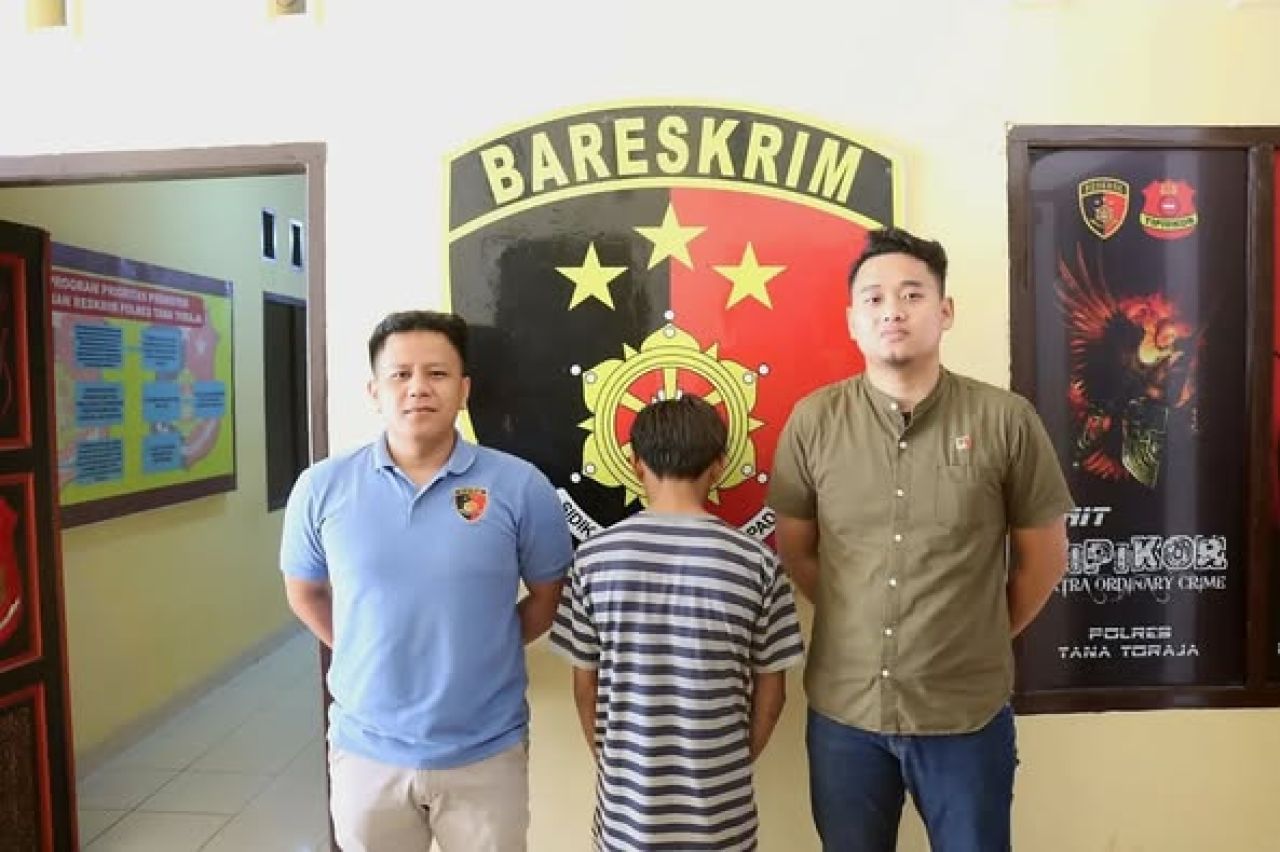 Pelaku berinisial SP (tengah)