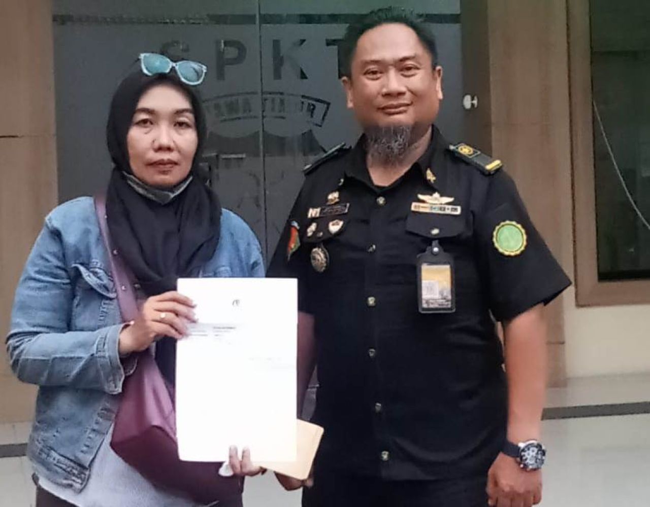 NIE dan Dilly Wibowo usai laporan di Polda Jatim