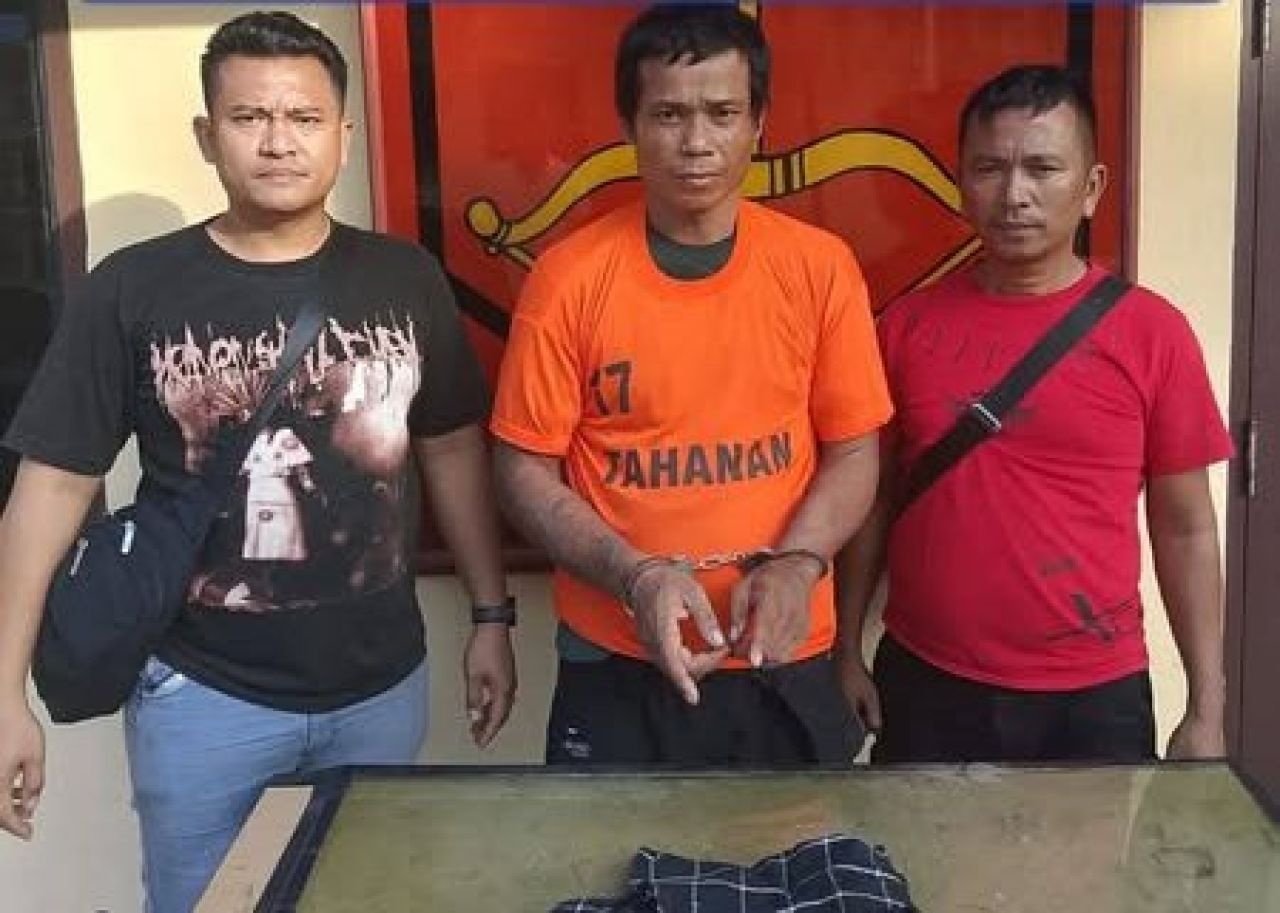 Pelaku inisial RD (tengah)