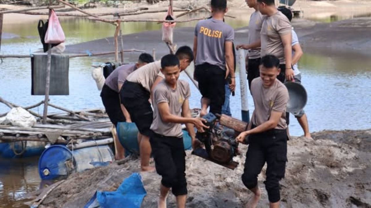 Personil Polres Belitung membongkar alat yang digunakan untuk tambang ilegal