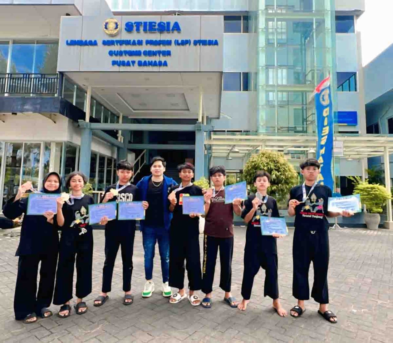 tlet Silat PSN Teratai Tunjung dan pelatihnya