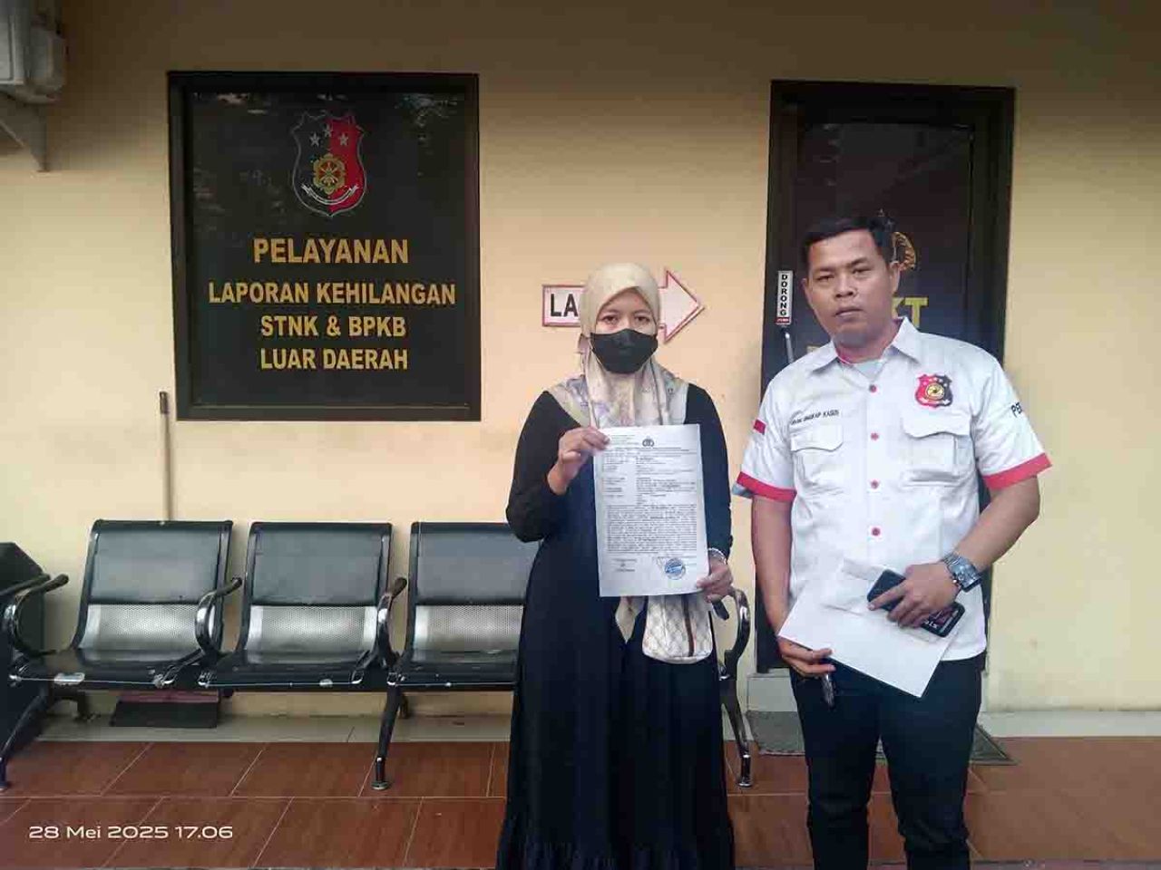 Siti Mutmainah didampingi Yanto usai laporan di Polsek Waru
