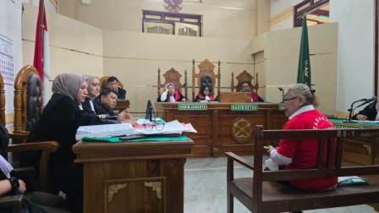 Terdakwa  Dr. Tiromsi br Sitanggang saat sidang di Ruang Cakra 4 Pengadilan Negeri (PN) Medan pada Senin (18/5/2025) siang.