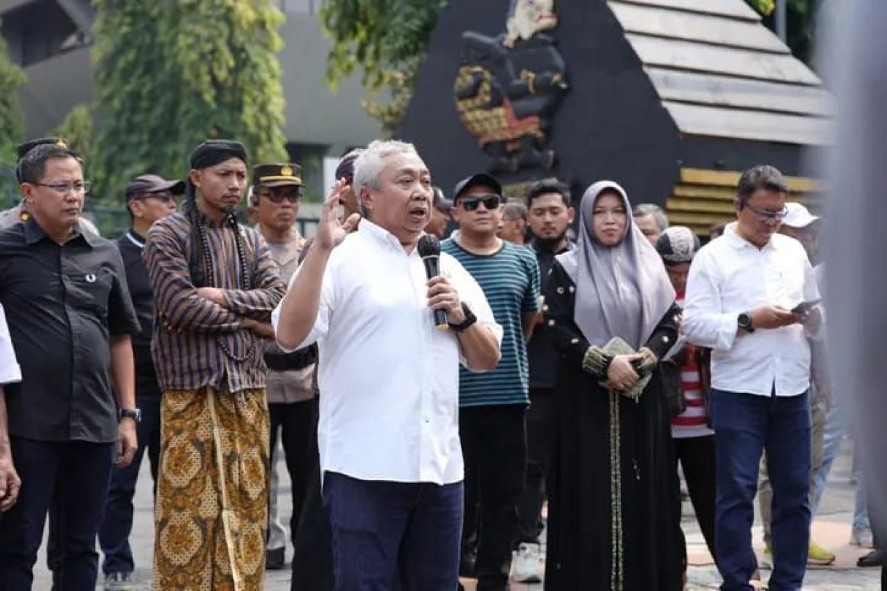 Yudi Indras Wiendarto di depan buruh yang demo