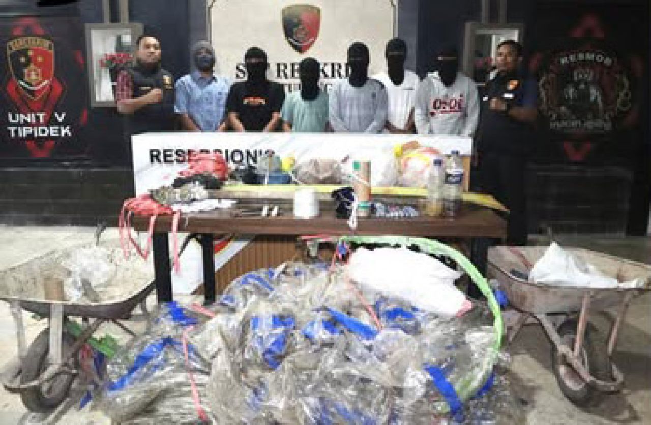 Para pelaku yang menerbangkan balon udara ilegal