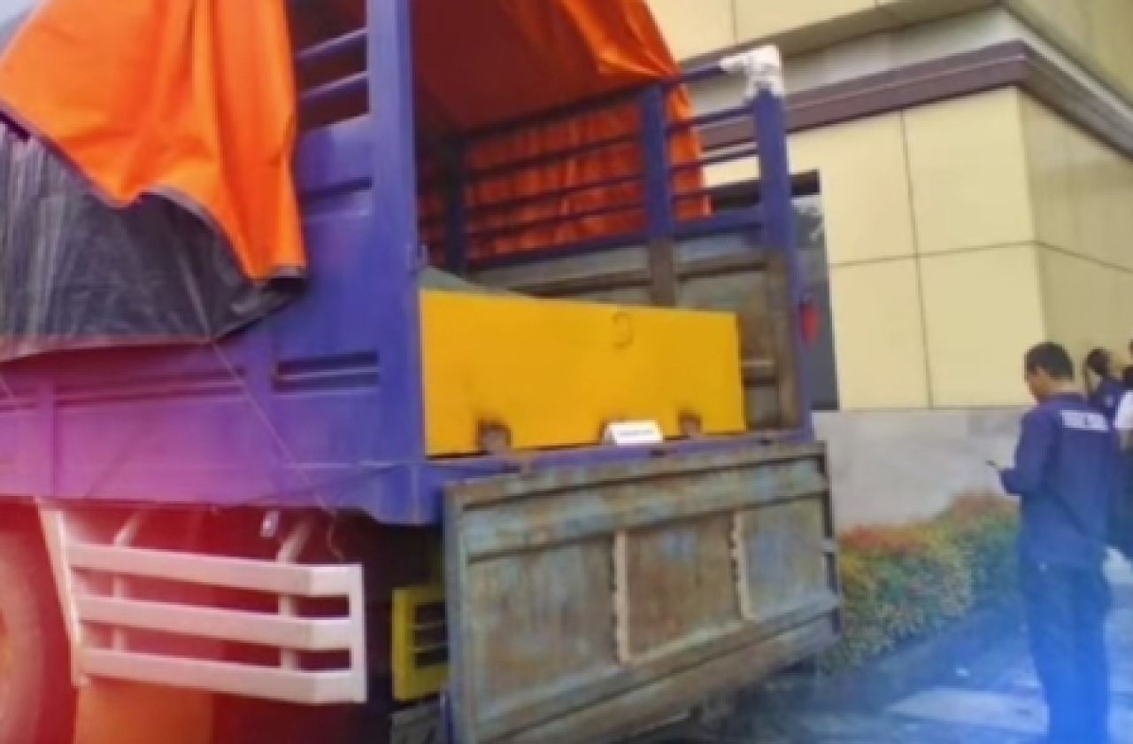 Truck Fuso warna biru yang digunakan untuk angkut BBM ilegal