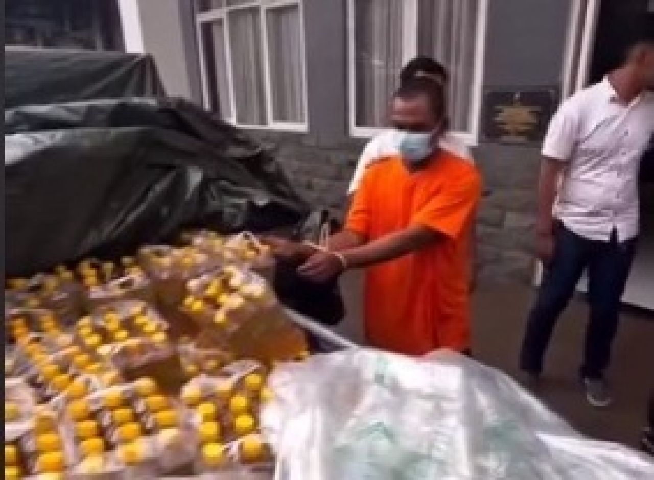 Nur Suhadi Yanto menunjukkan minyak goreng ilegal