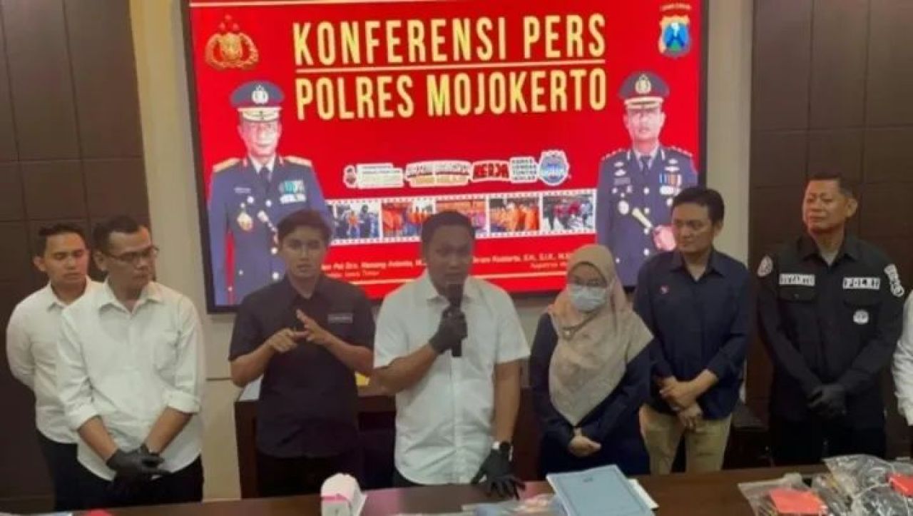Kasatreskrim Polres Mojokerto saat konpers dengan pihak Telkom
