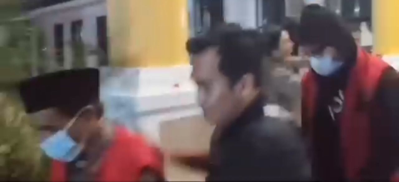 Nurhasim dan terdakwa lainnya saat digiring ke mobil tahanan Kejari Gresik