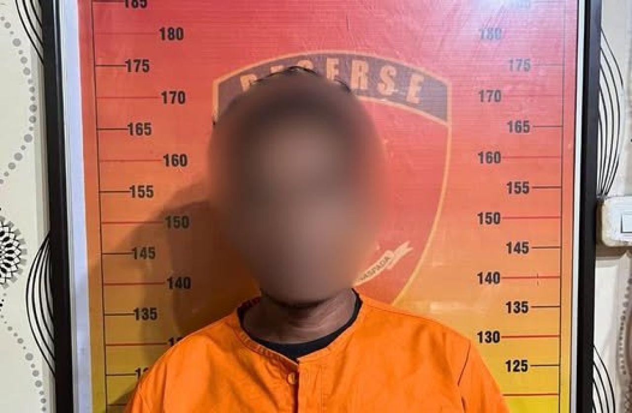 Pelaku berinisial SB (tengah)