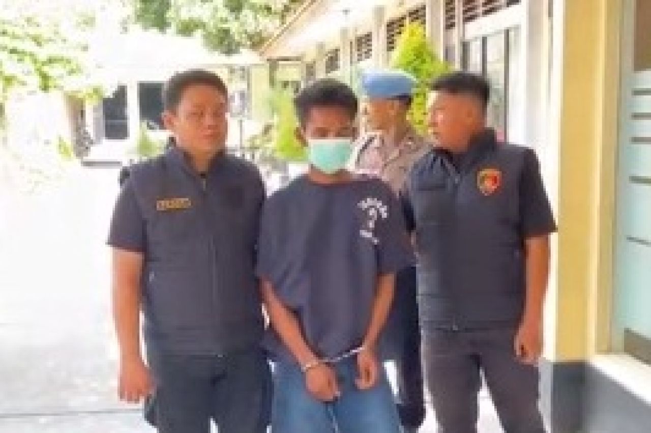 Mulyono (tengah)