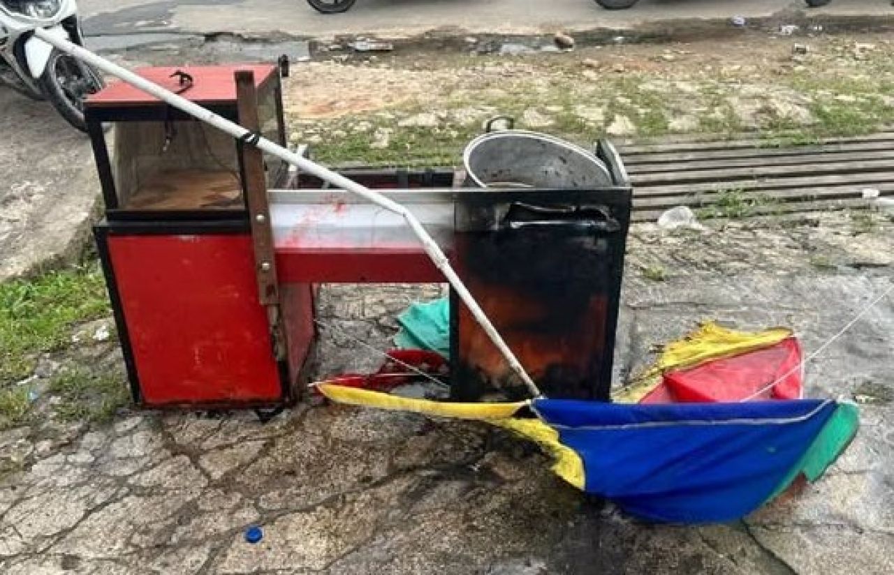 Gerobak bakso di depan Toko Farel.‎