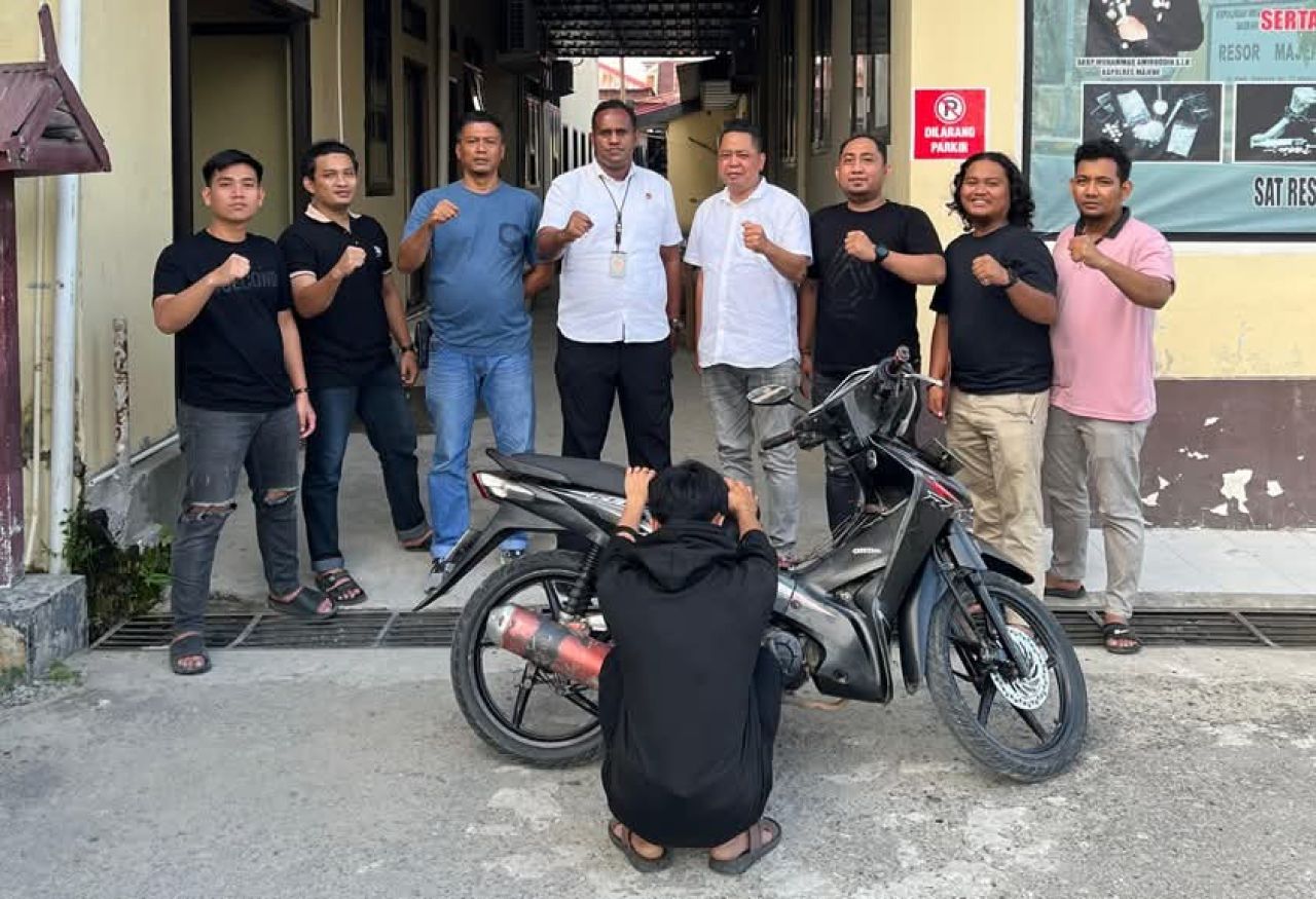 Anggota Unit Resmob Polres Majene dan pencuri motor