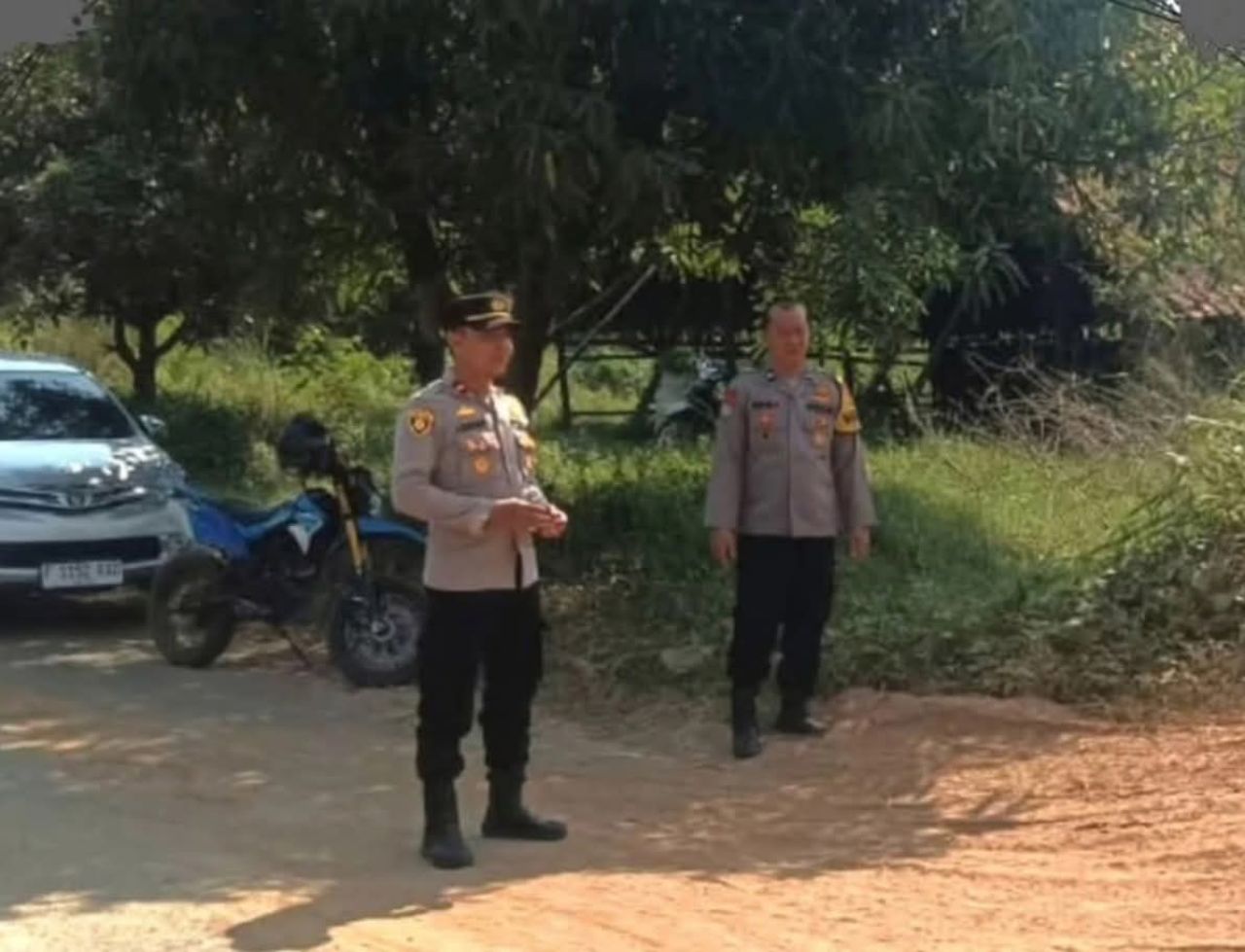 Kapolsek Kasokandel saat mengecek lokasi galian c ilegal