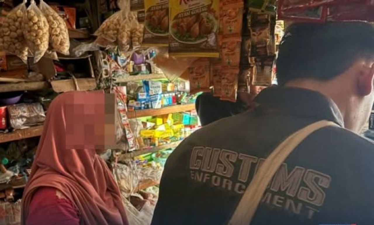 Razia rokok ilegal di toko kelontong