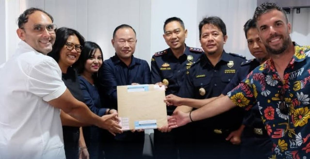 Penyerahan pita cukai kepada CV The Bottle