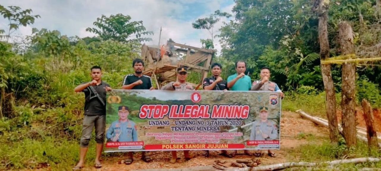 Petugas Polsek Sangir Jujuan usai menertibkan tambang ilegal