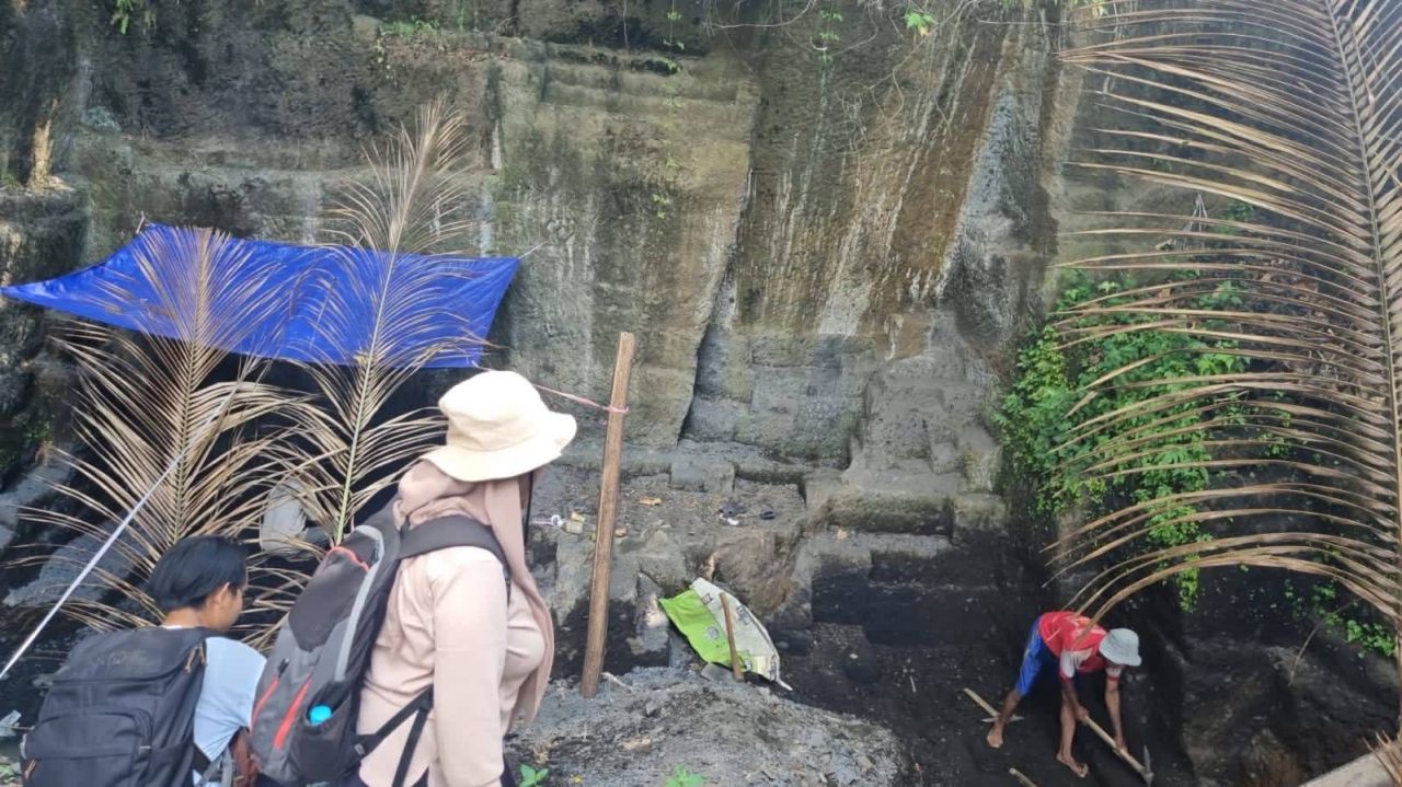Tambang batu padas di Desa Banyuputih
