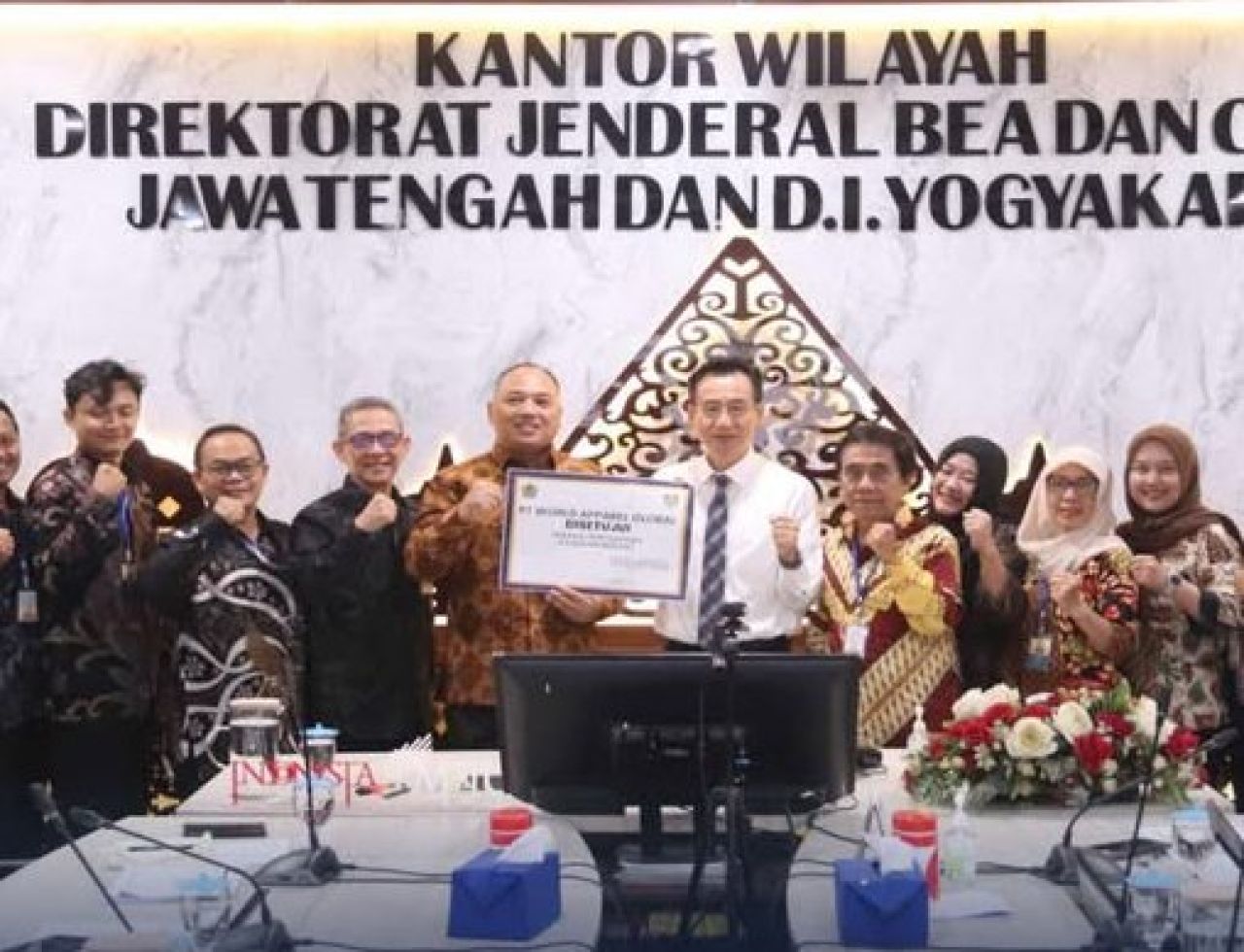 Penyerahan berkas Fasilitas Kawasan Berikat