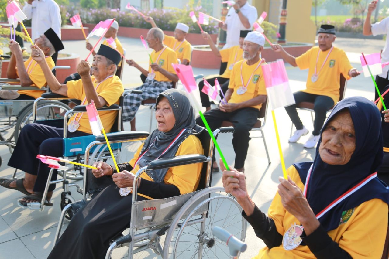 Lansia merayakan kemerdekaan RI ke -80