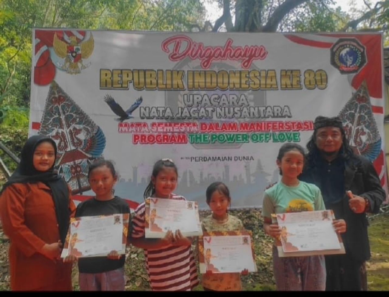 Surya Dwi Mei, penari cilik dari Sanggar Piwulang Jawa, dan Gus Arif