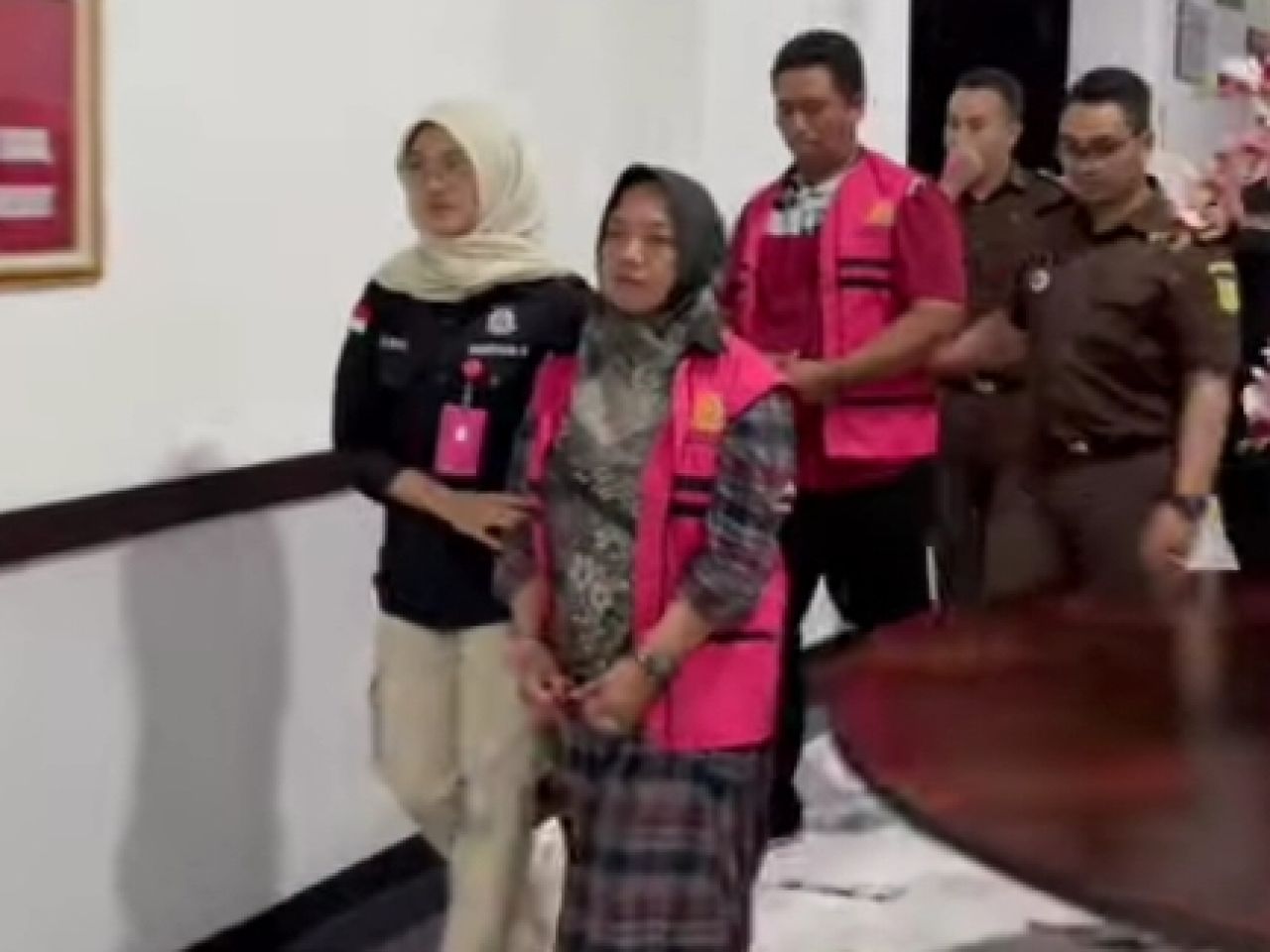 Sari Dia Ratna dan Heri Achmadi (pakai rompi oranye atau rompi tahanan)