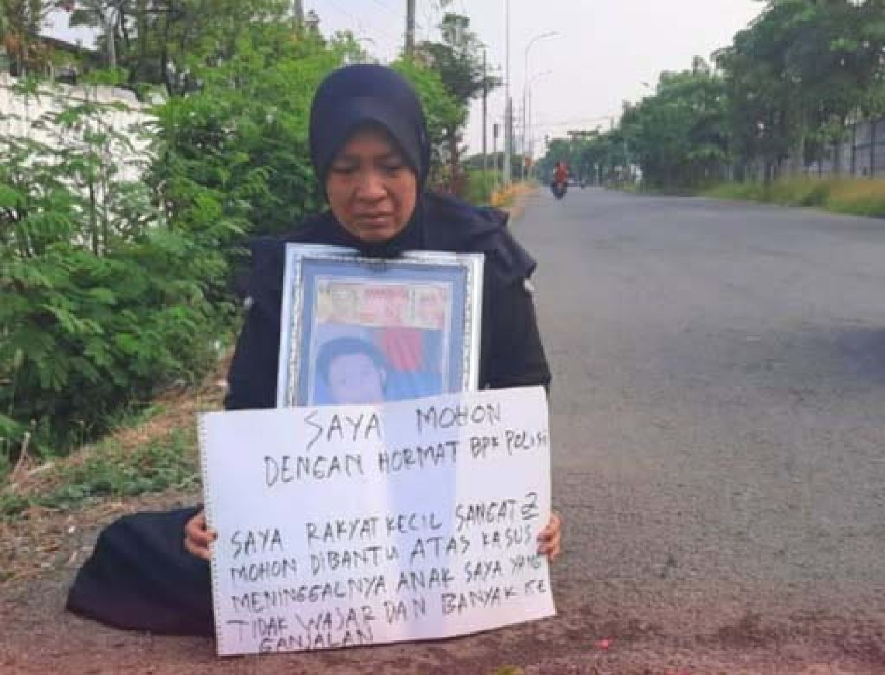 Ibunda Saputra Fibriansyan menabur bunga di lokasi ditemukannya jasad anaknya