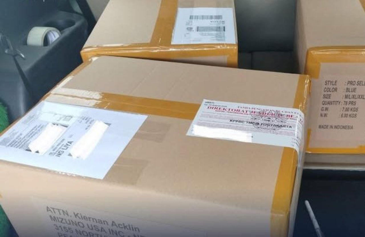 Karton berisi sarung tangan
