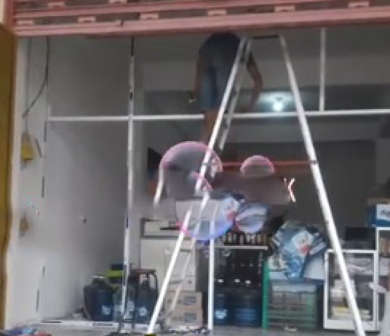 Toko El Kamil yang menjual minyak goreng merk MINTAKITA.