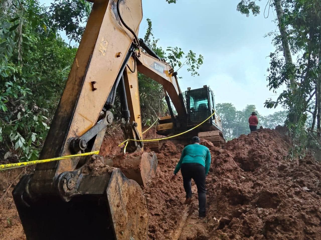 Excavator dipasang Police Line oleh petugas Polsek Tabang