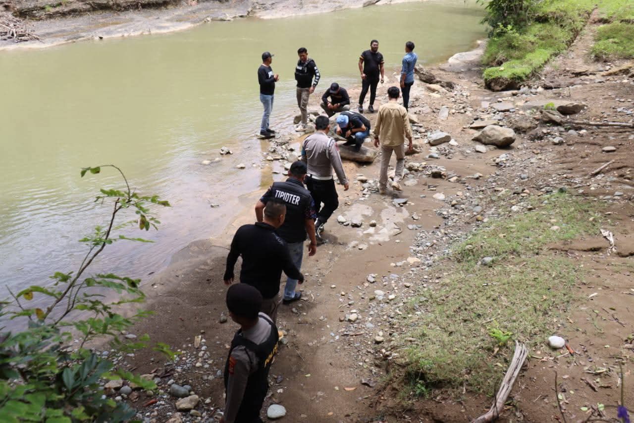 Personil Polres Aceh Tengah menyusuri alira sungai