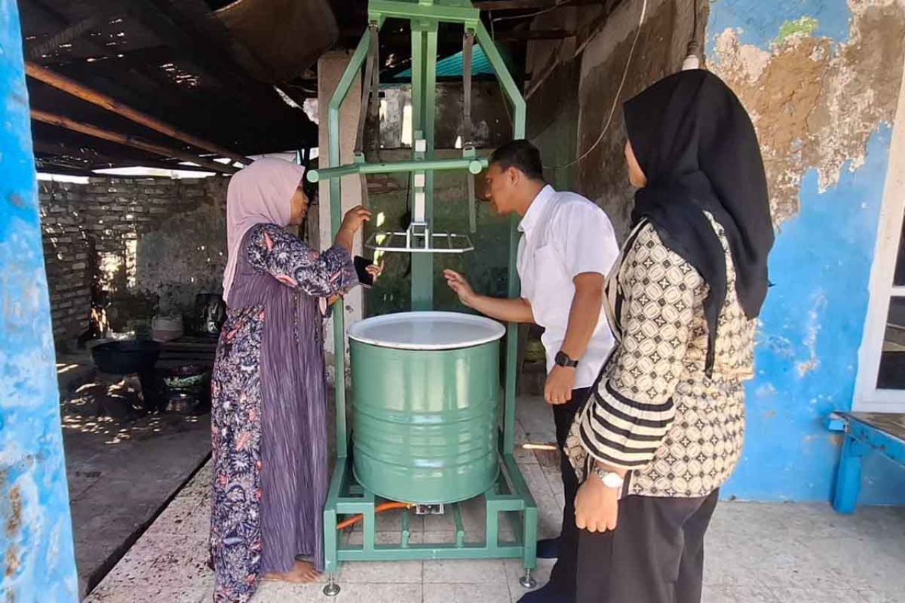 Penyerahan alat bantu lorod dan fiksasi warna ramah lingkungan.