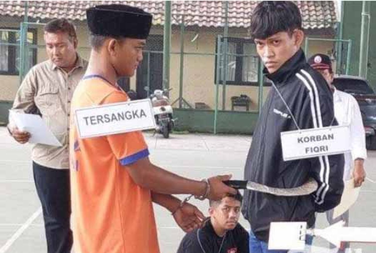 Abdul Ghofar (kanan) saat rekonstruksi