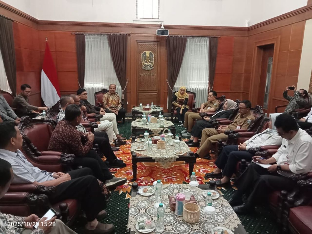 Gubernur Jawa Timur saat menemui Pengusaha