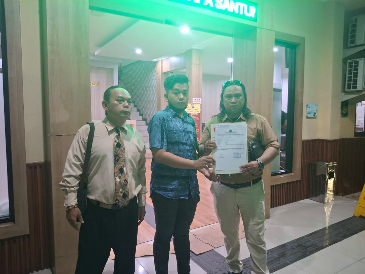 Wahyu Budianto (tengah) bersama Tim Kuasa Hukumnya usai laporan di Polda Jatim