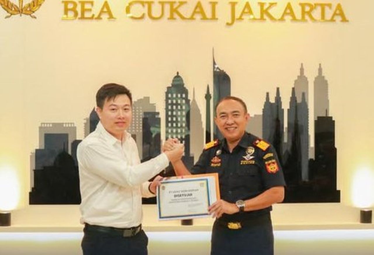 Penyerahan berkas fasilitas kawasan berikat ke Gold Regent Crafts