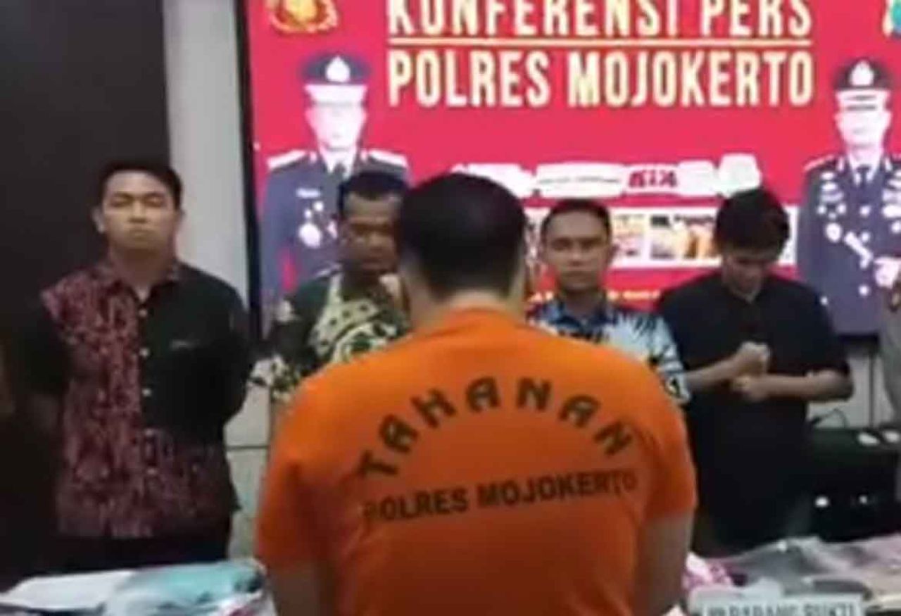 Ronaldo Hariyanto alias Koko saat konpers di Polres Mojokerto