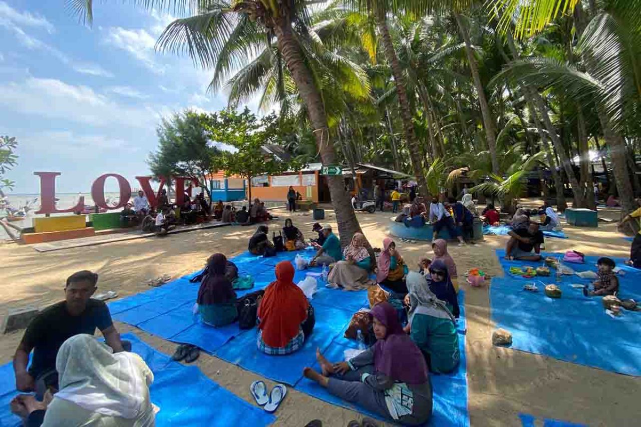 Suasana liburan di Pantai Kelapa Tuban