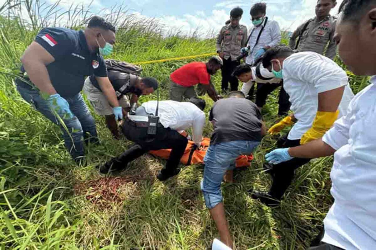 Olah TKP penemuan mayat di di Jalan Ternate Gang Israel