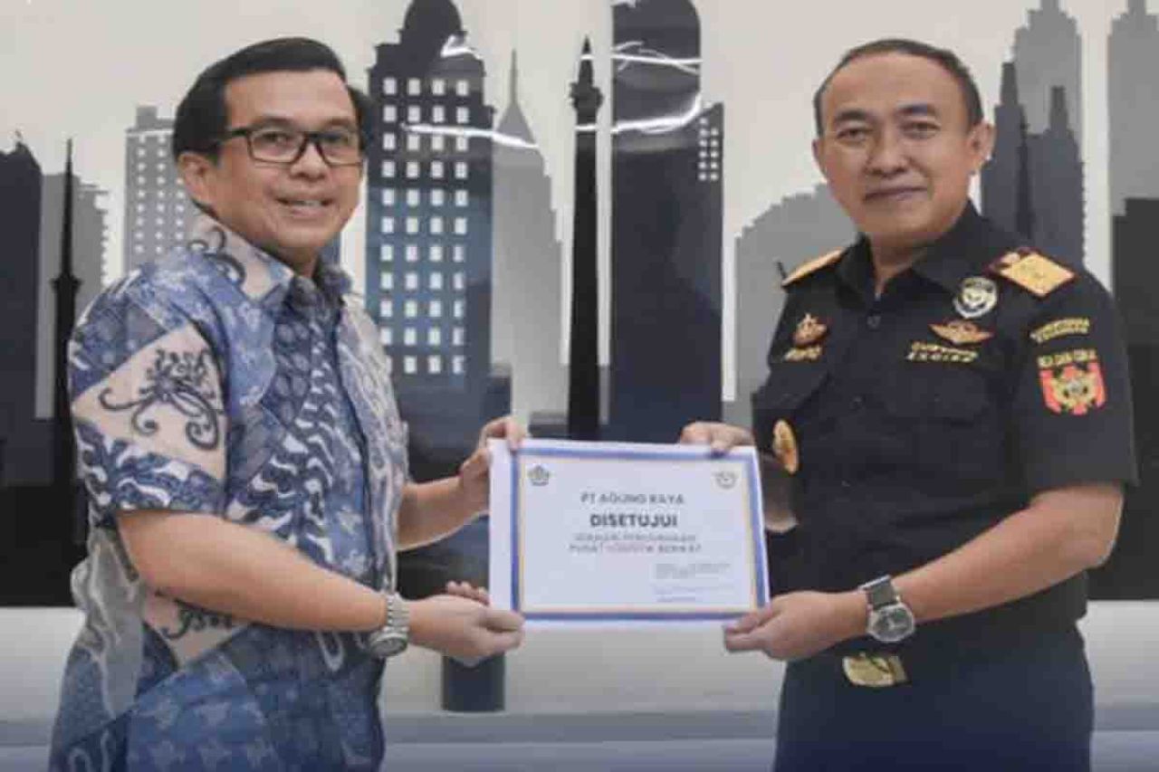 Penyerahan sertifikat Izin Pusat Logistik Berikat ke PT Agung Raya