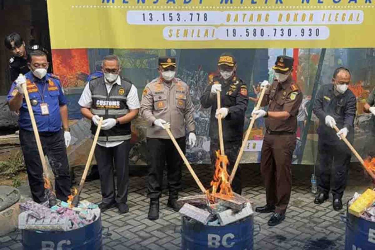 Pemusnahan 13 juta batang rokok di Madura