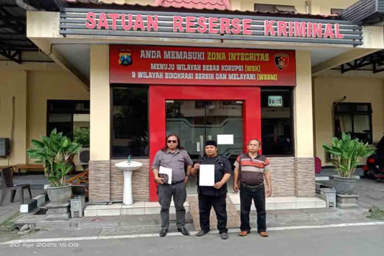 Ebit Widiantoro (tengah) bersama Dodik Firmansyah (kiri) dan Sukardi usai laporan di Polres Mojokerto