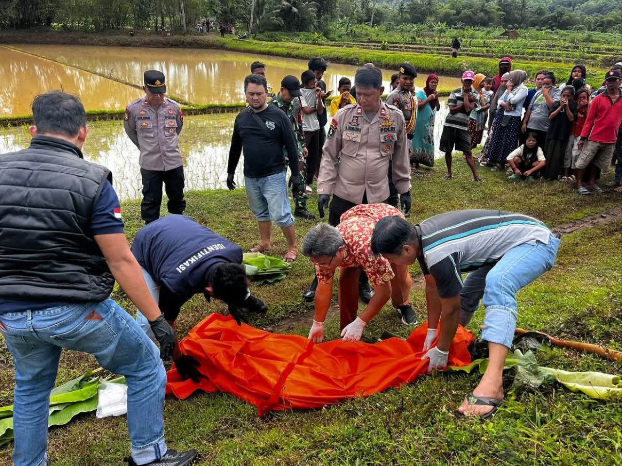 Petugas evakuasi jenazah Dul Samid