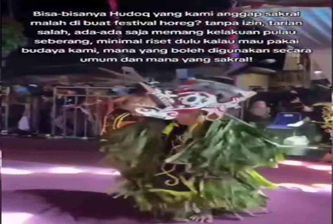Tarian hudoq saat dibawakan di festival sound horeg