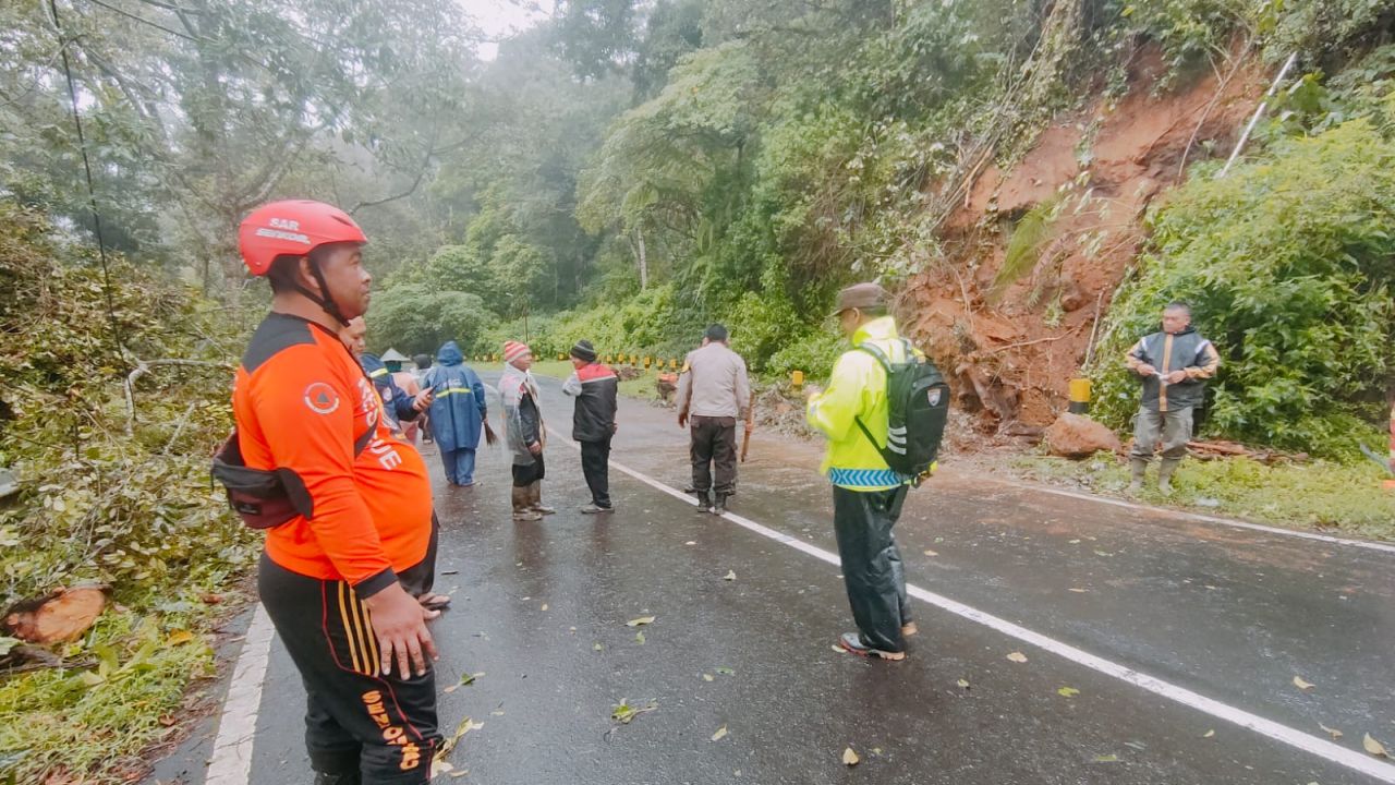 Evakuasi pohon tumbang oleh BPBD Magetan dan Relawan