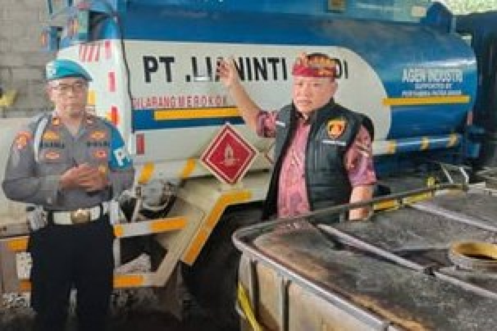 Truk tangki PT Lianinti Abadi