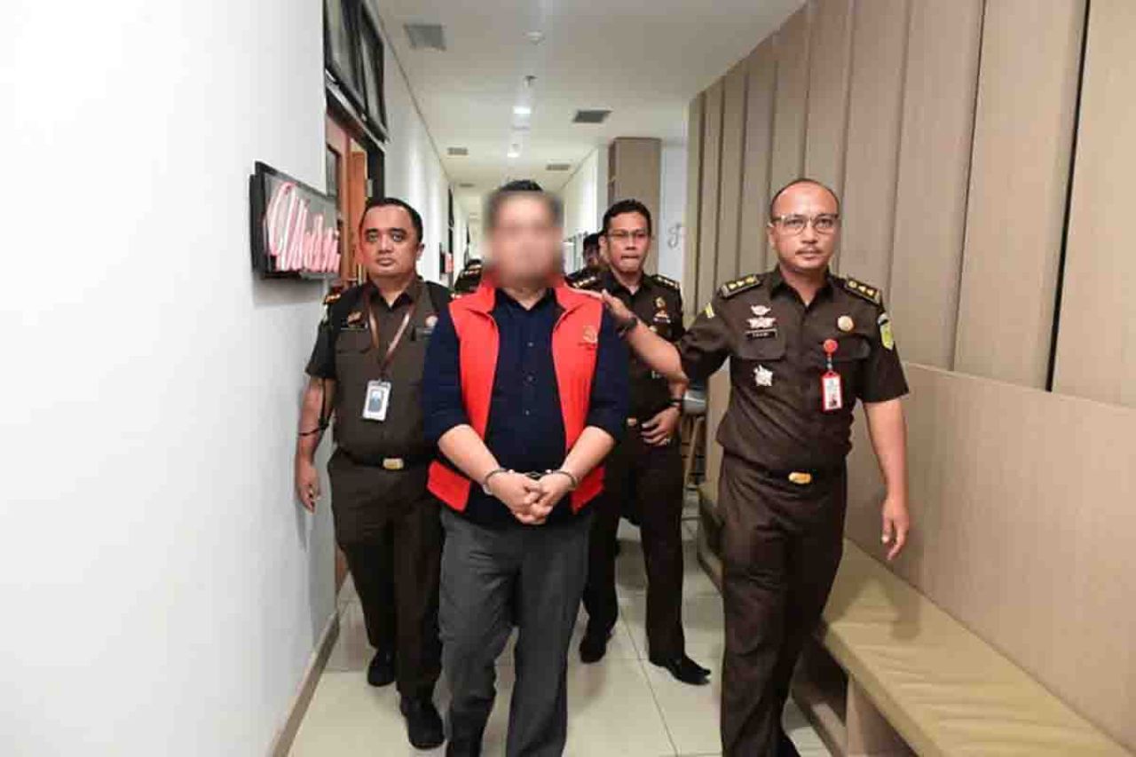 Dua tersangka berinisial RAS dan S