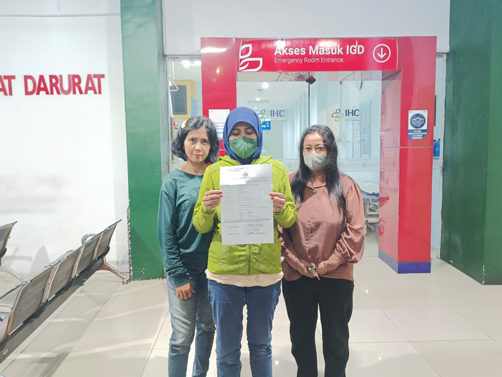 Ariani Kristanti menunjukkan bukti LP dari Polrestabes Surabaya